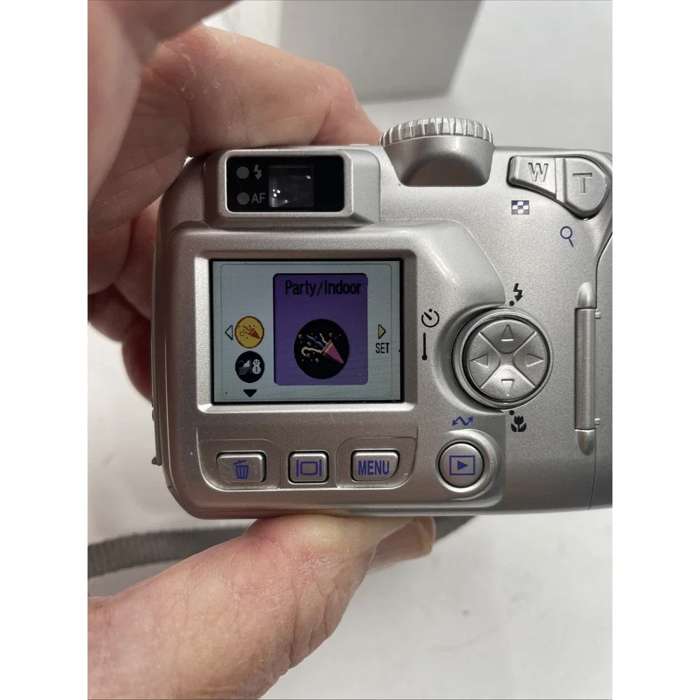 Nikon COOLPIX 3100 3.2MP Digital Camera 3X Optical Zoom +Battery+SD Card+Case